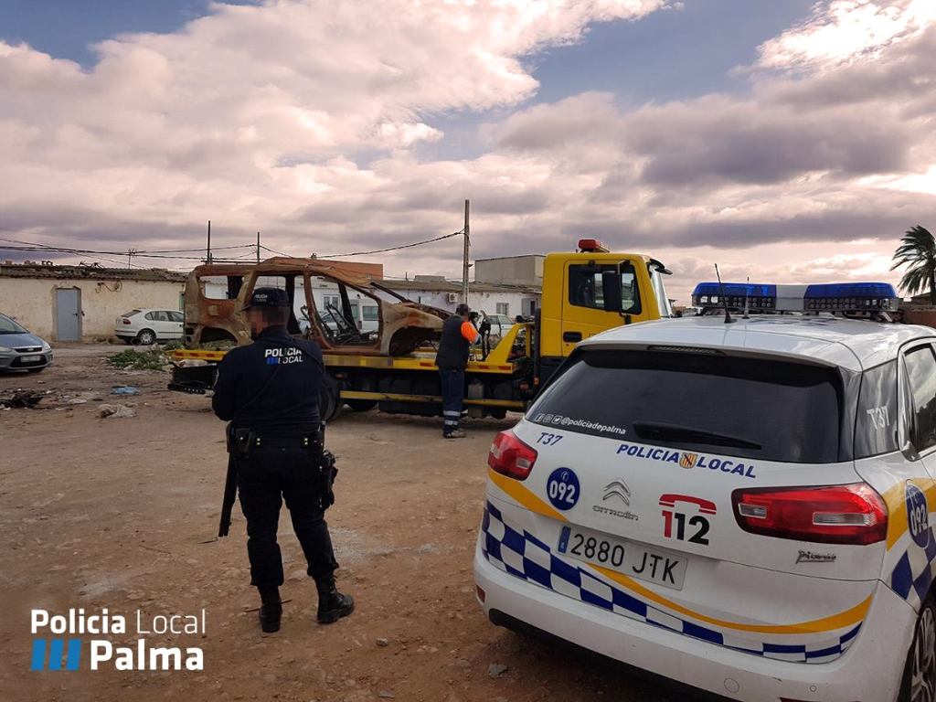 Agents de la USEI prestant cobertura policial a Son Banya per retirar un vehicle robat